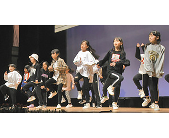 元気に踊り演奏　福井で３世代のつどい
