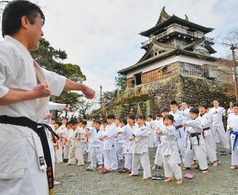 空手　流派超え合同稽古　丸岡城をバックに「突き」