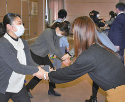 勤務先で防犯指導を　勝山署など　女性に対策、実技指導