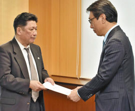 高浜町１８人、元助役と金品　調査委、１０万円商品券も
