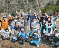 ５年越し「１０００本桜」達成　大野・荒島愛山会植樹終え新名所に