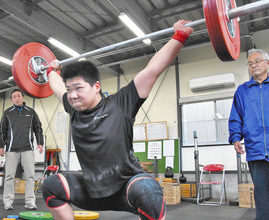 不登校乗り越え日本一目指す　重量挙げの杉谷選手