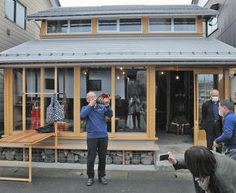 丸岡城天守望む小屋完成　市民の会　カフェや資料館運営