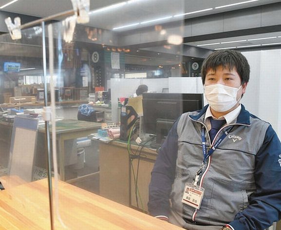 応急の間仕切りで飛沫感染防止　大野市役所