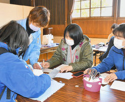 コロナ対策マスク使って　手作りの方法紹介　勝山市の講習