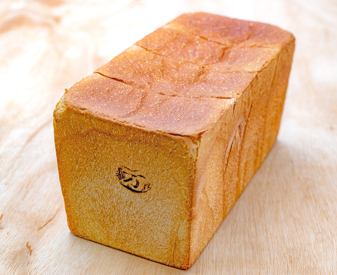 バターと牛乳たっぷり、ふわふわ食感の食パン│カフェ万修