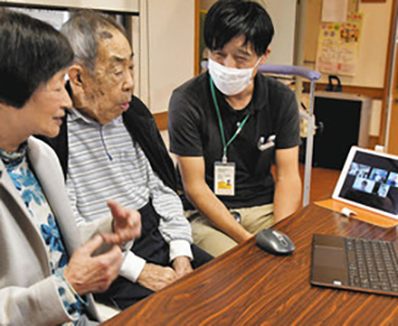 家族とオンライン面会　施設入居者会話に笑顔