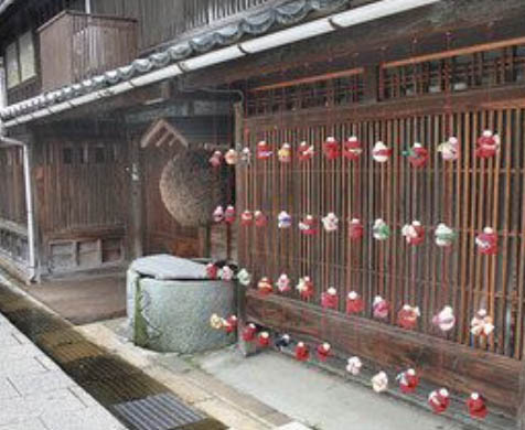 コロナ収束願い　つるし飾り新調　有志敦賀・博物館通りに