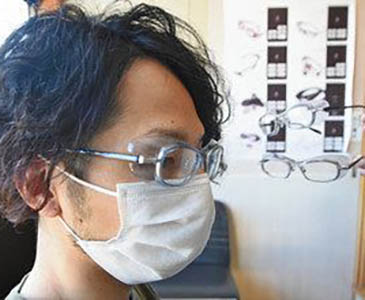 飛沫防ぐゴーグル型眼鏡　青山眼鏡割安で販売