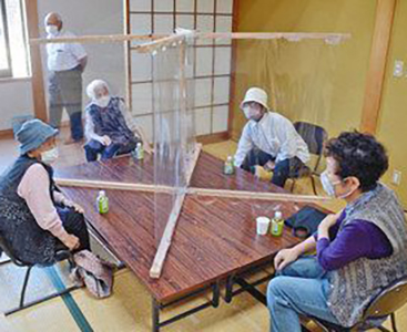 対面　飛沫　会話　防止　越前町の公民館 遮蔽シート使い高齢者集会