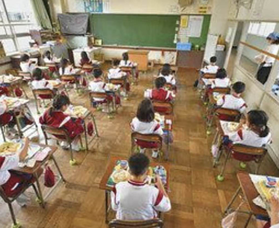 授業再開教室に笑顔　時差登校　給食中おしゃべりＮＧ　感染対策児童に戸惑いも