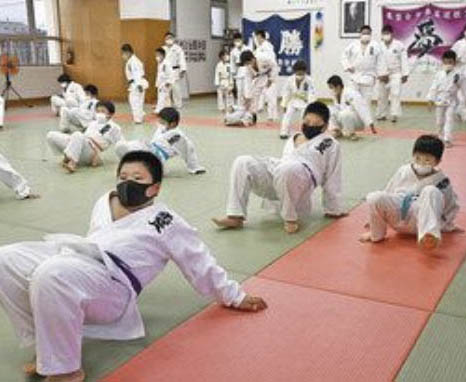 スポ少、武道教室に笑顔　　コロナ自粛明け活動再開　　マスク着け距離保ち