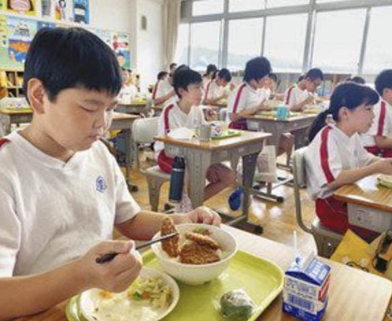 しょうゆカツ丼　児童ら笑顔　　スキージャム運営会社　冷凍カツ寄贈　　勝山の小学校給食に