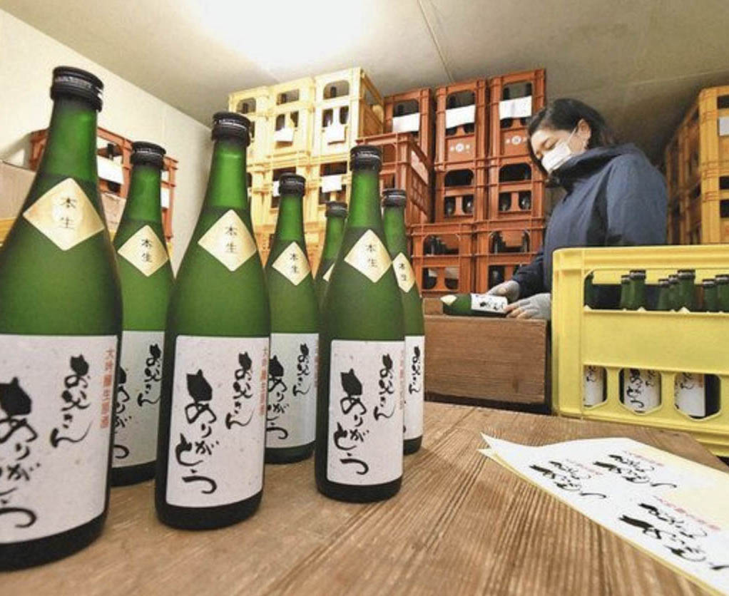 父へ感謝　お酒で表現　丸岡の酒造でラベル貼り