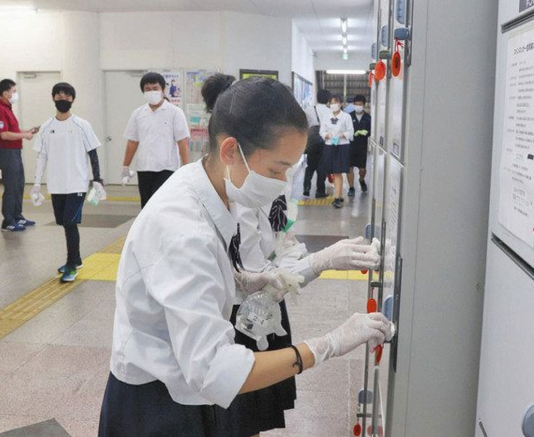 通学駅構内を除菌　金津高生がボランティア