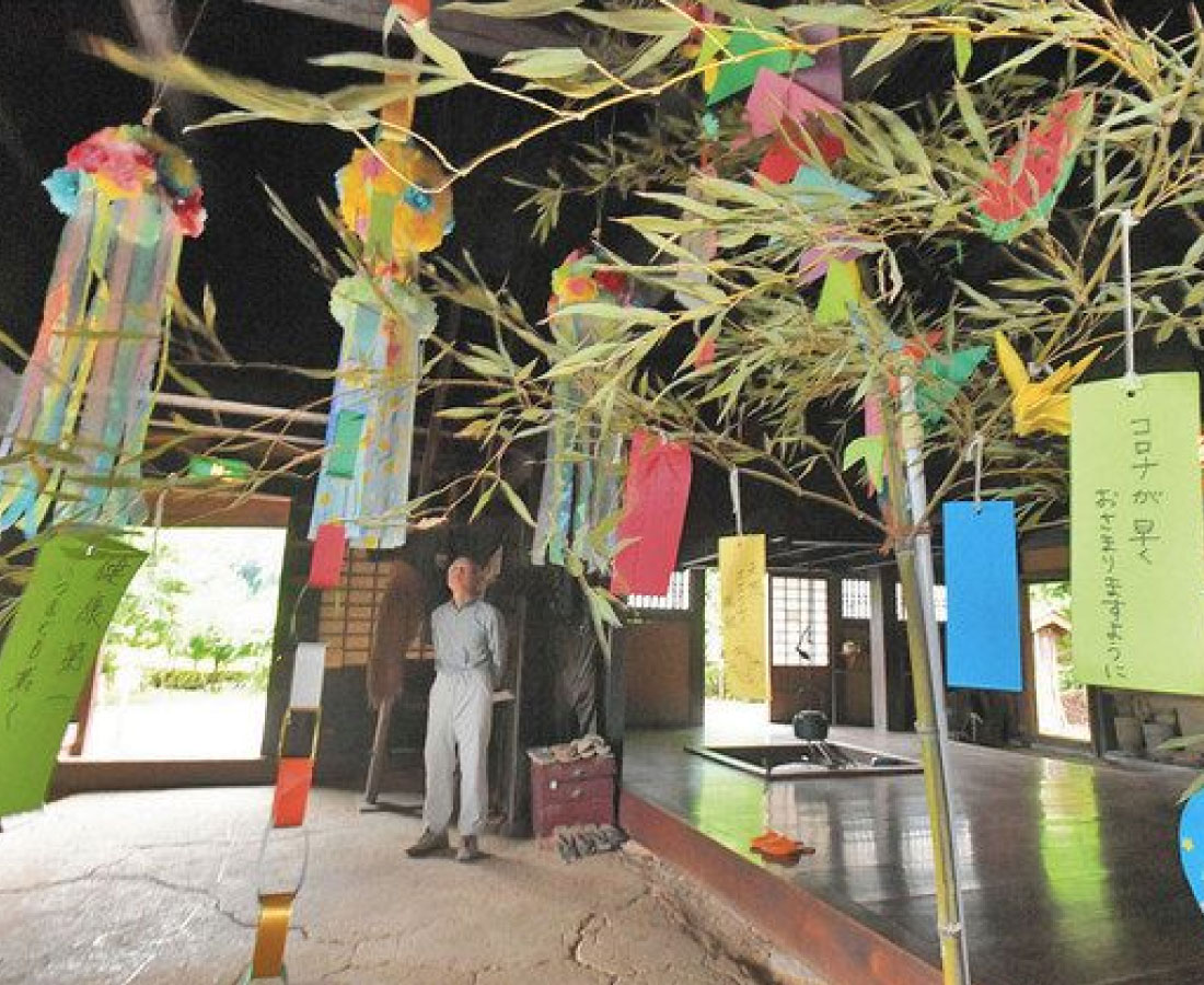 古民家彩り　揺れる短冊　福井おさごえ民家園に七夕飾り