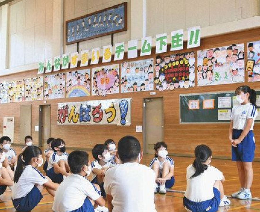 似顔絵入り今年の目標　児童がポスター作り　大野・下庄小