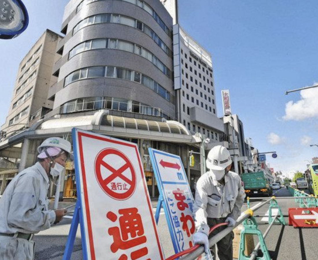 福井三角地帯再開発、Ａ街区解体工事始まる　廃止市道にバリケード