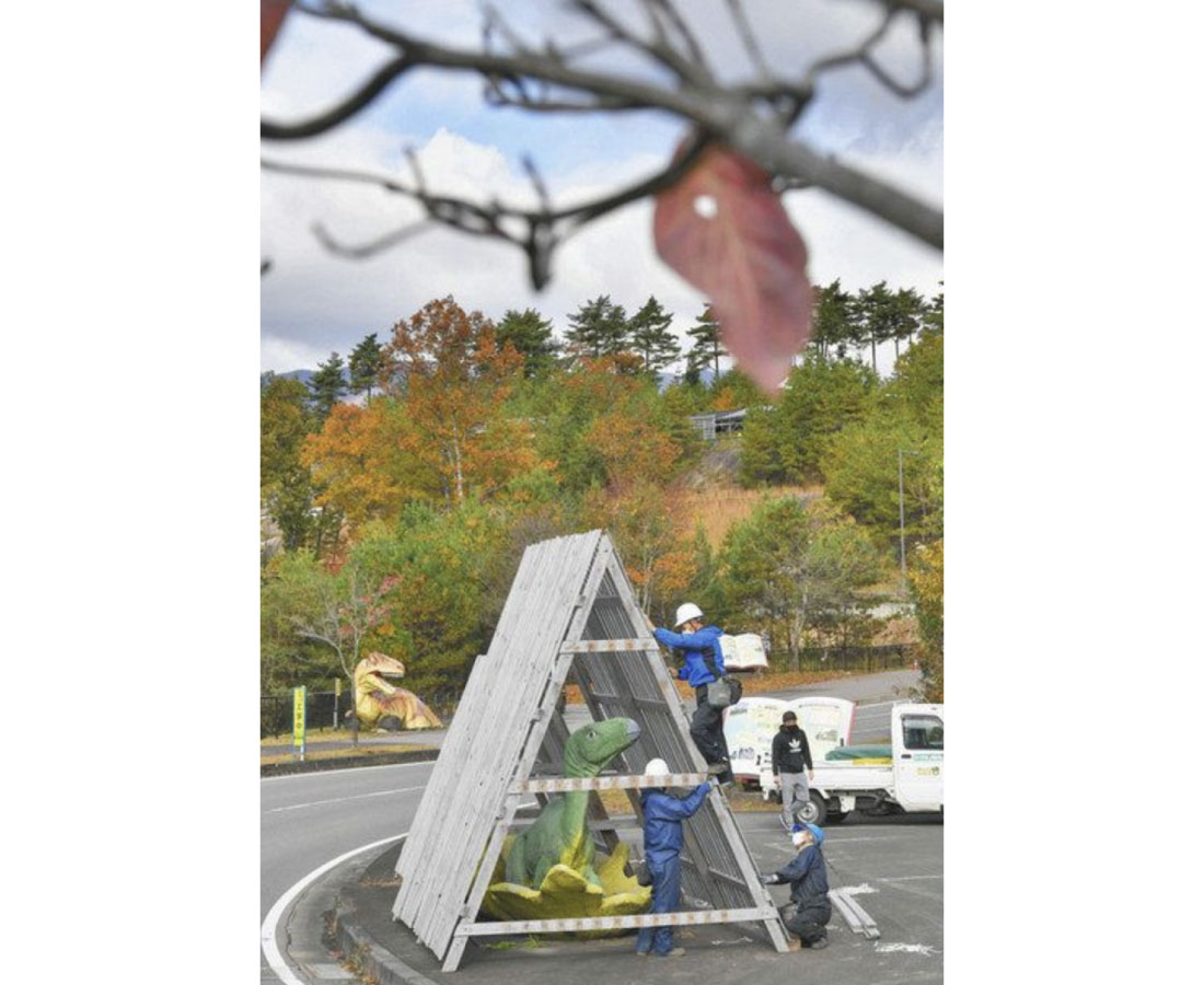 フクイリュウも冬眠？　勝山、長尾山総合公園で雪囲い