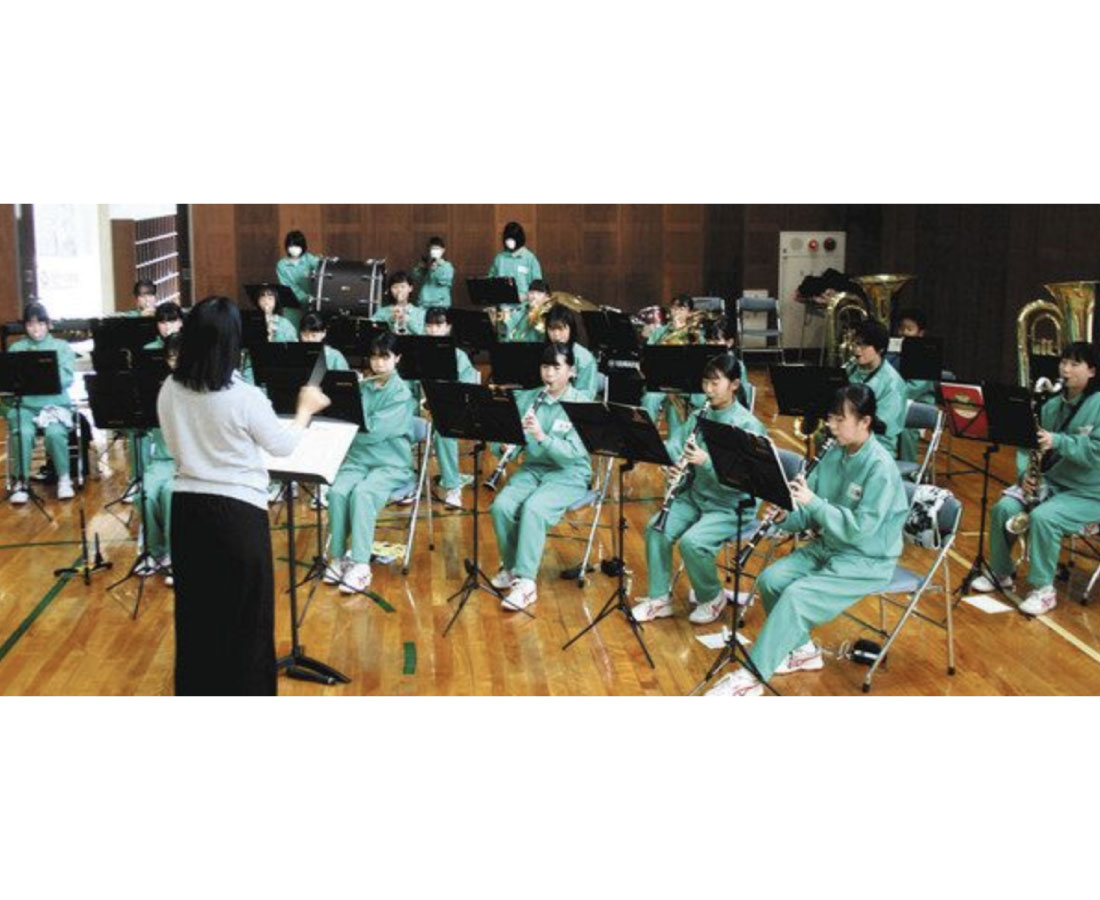 若狭町の中学で楽器披露の演奏会　作曲家故坪田豊治郎さん遺族が寄付