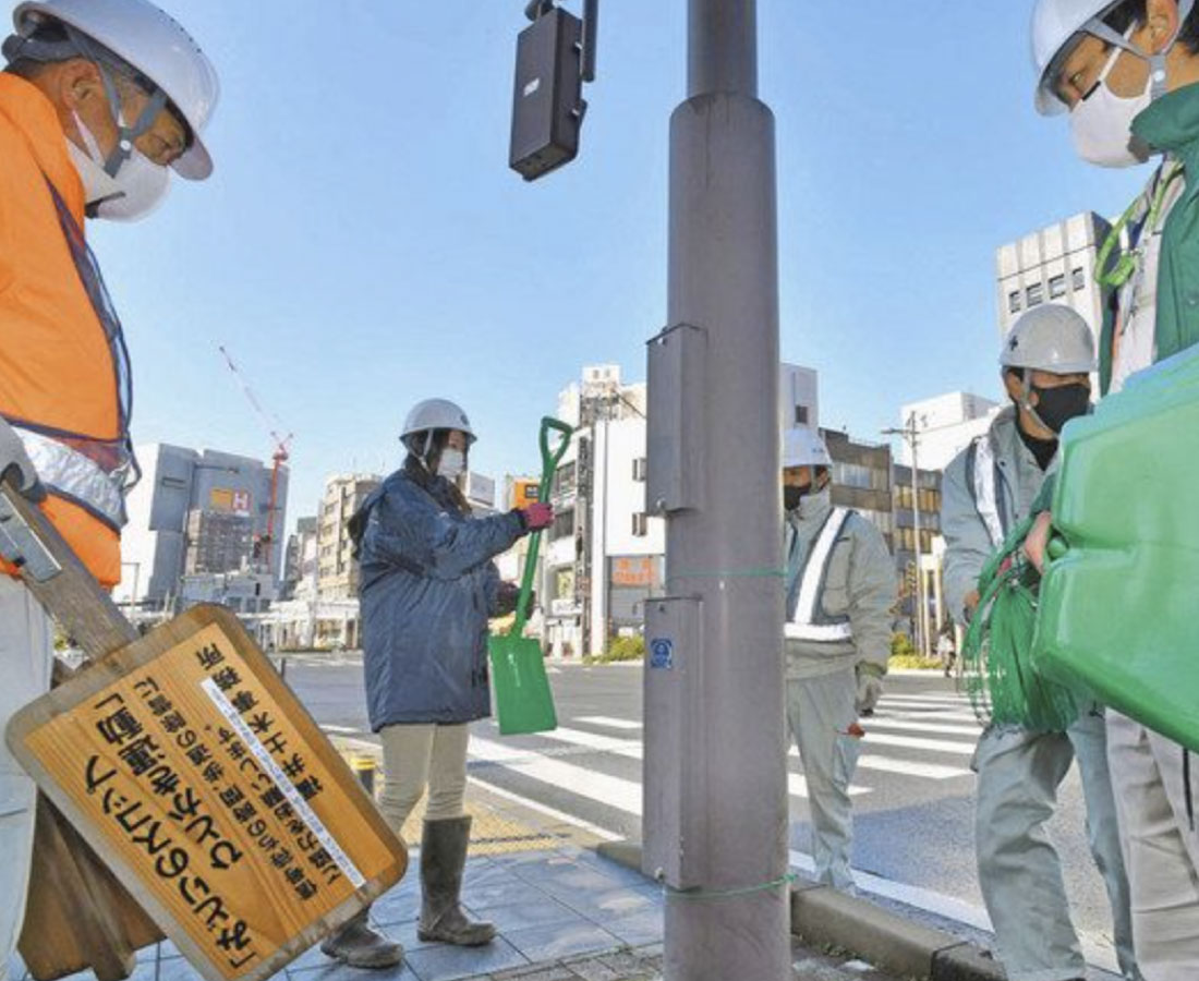 歩道の雪かき協力を　みどりのスコップ設置