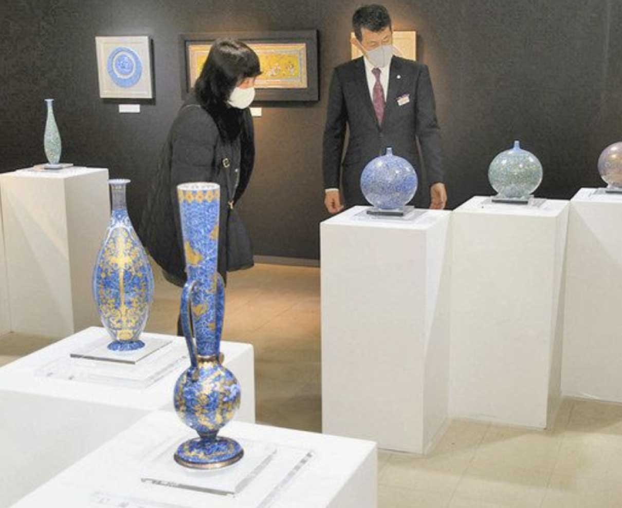 緻密で優美な文様見て　福井佐賀の陶芸家個展始まる