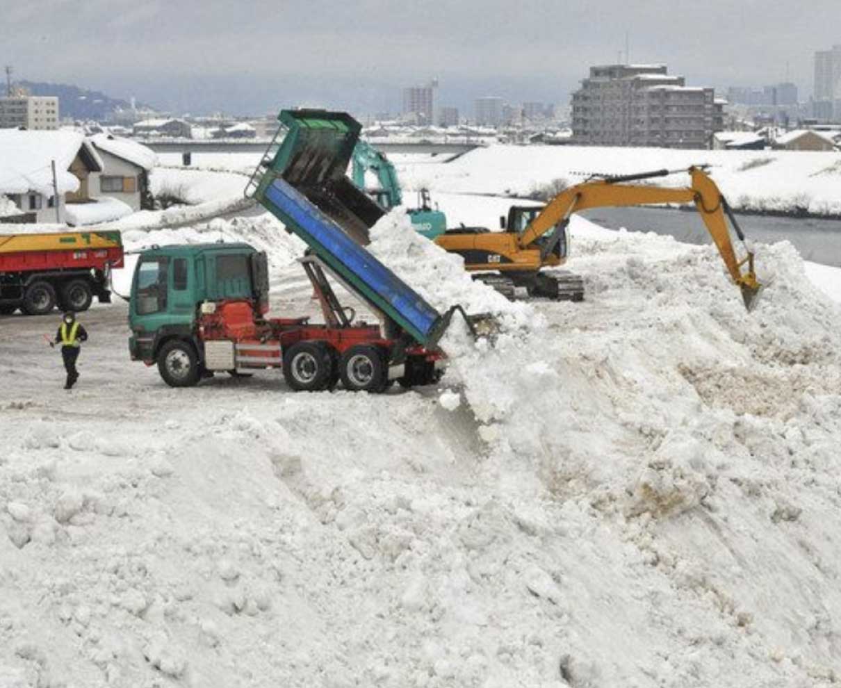 雪満載　トラック次々と　福井、２４時間体制で懸命に
