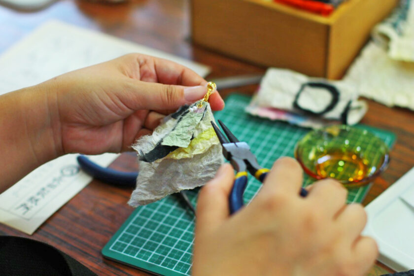 越前和紙のもみ紙イヤリング制作体験