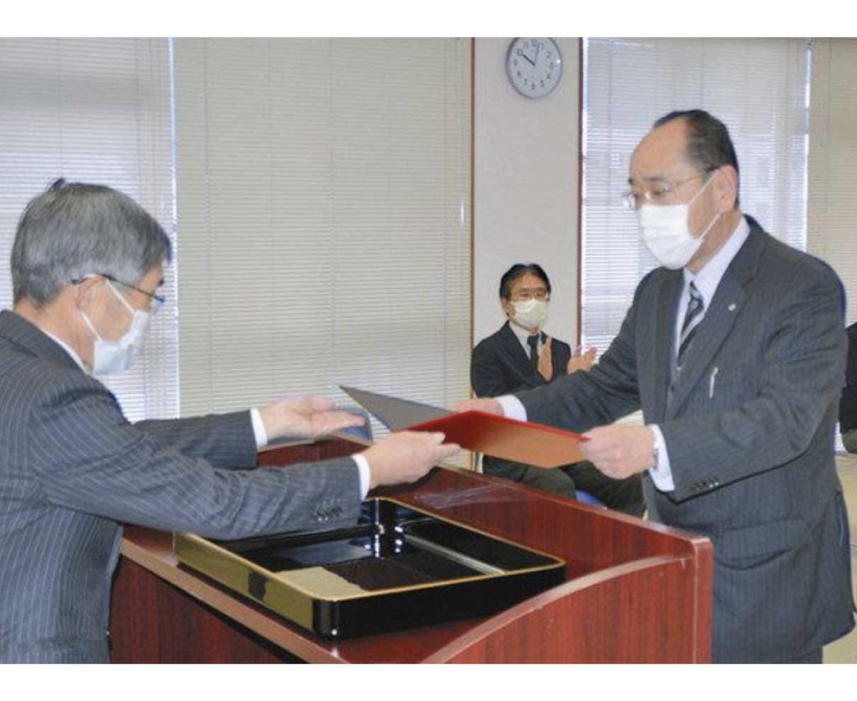 岩倉さんに当選証書　南越前町長選の付与式
