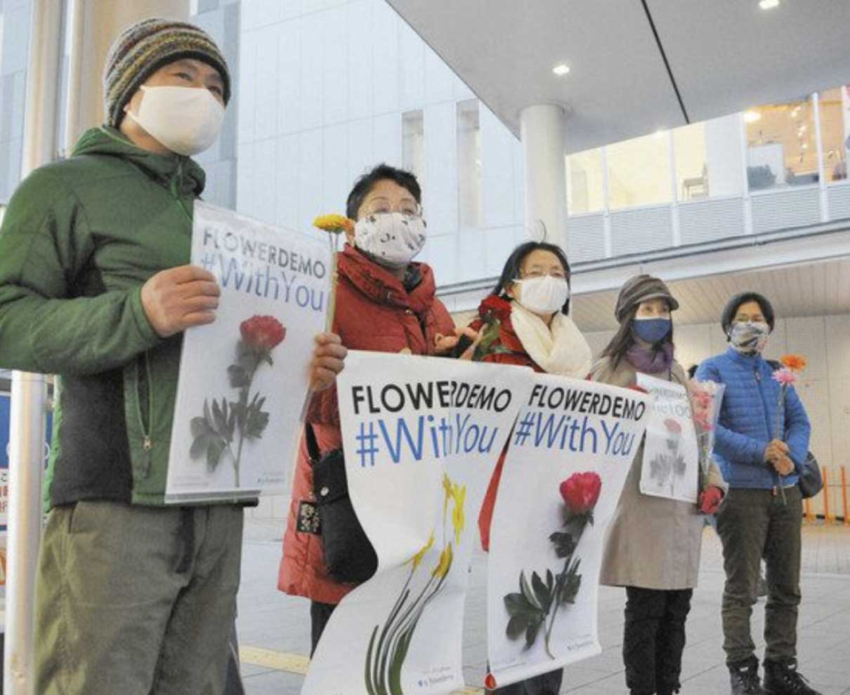 参加者「辞任は当然」　福井駅西口でフラワーデモ