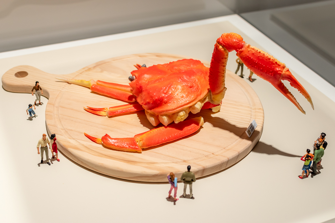 カニを用いて恐竜、クビナガリュウを表現
タイトルは、《博物館ではお静カニ》