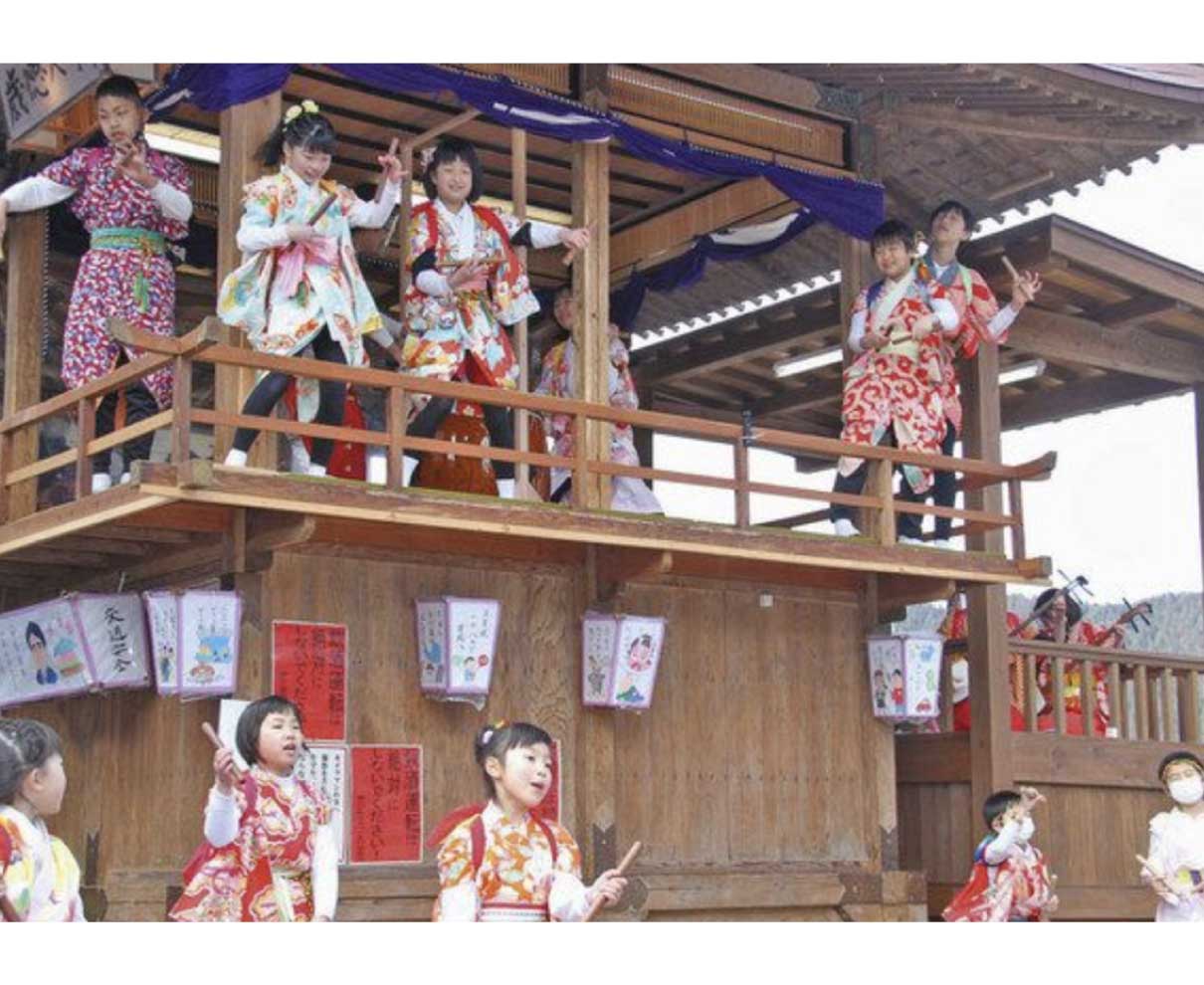 やぐらで太鼓　小６笑顔　勝山左義長の練習成果披露