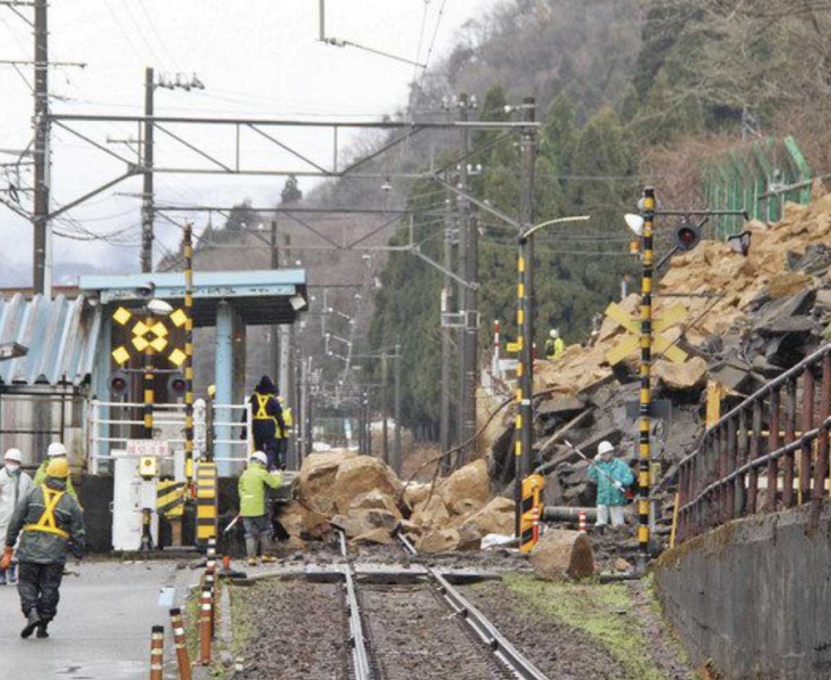 小舟渡駅で斜面崩落　えち鉄・山王－勝山間運休