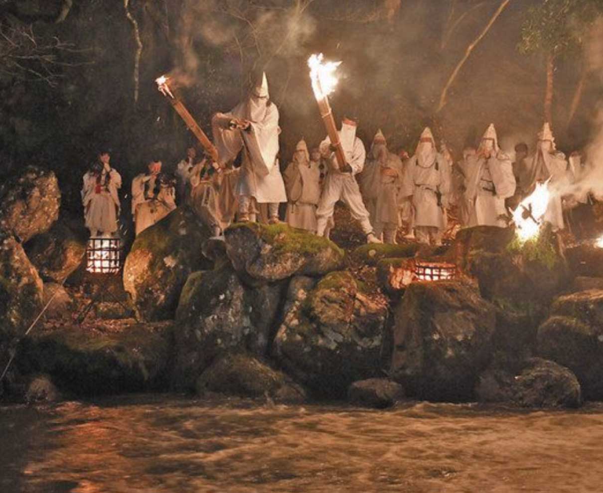 静かに見守るお水送り　小浜