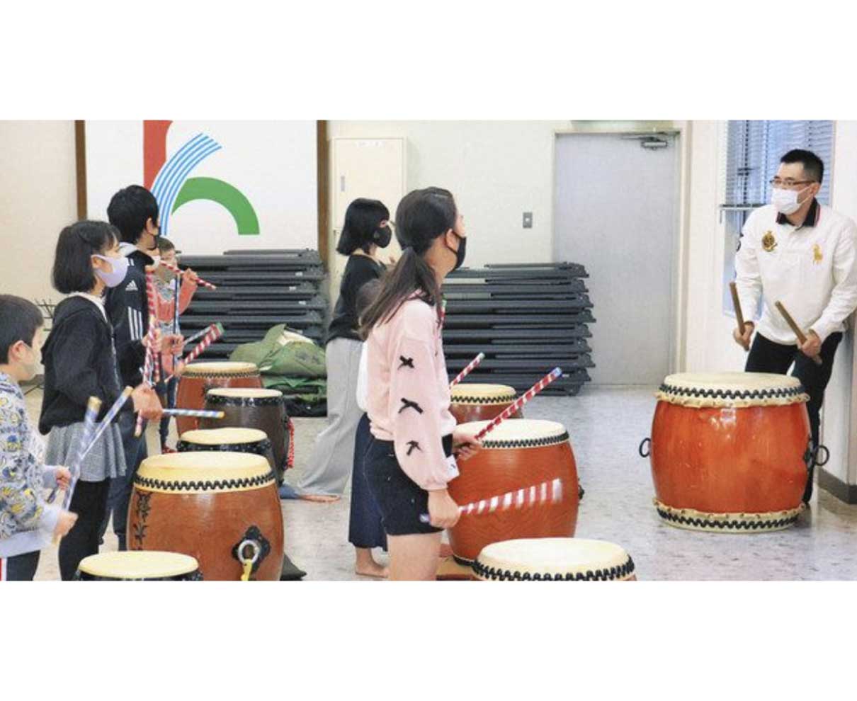 未来に響け「啓蒙太鼓」　福井の岡田さん　児童に指導３年目