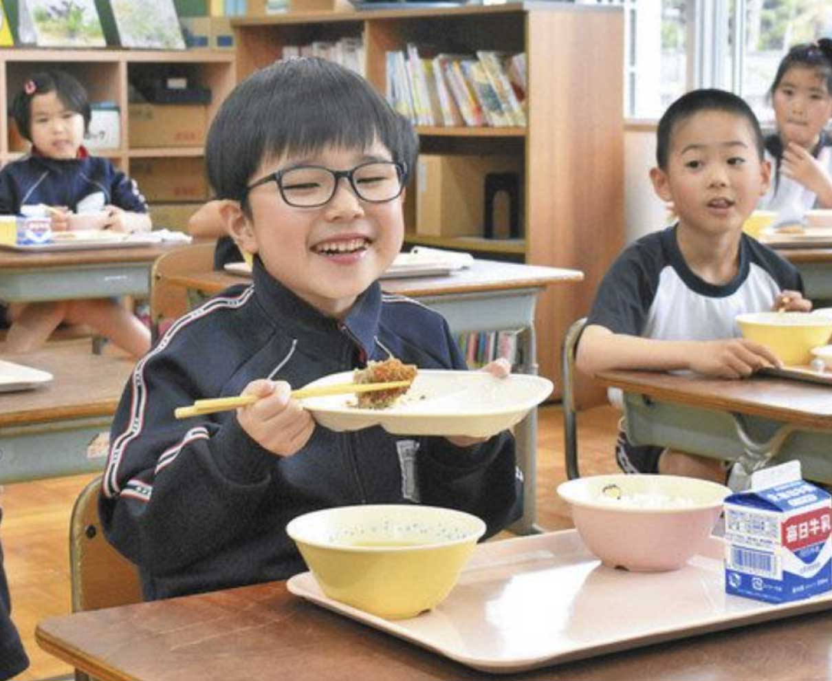リッチな給食に児童生徒も笑顔　　美浜で若狭牛メンチカツ
