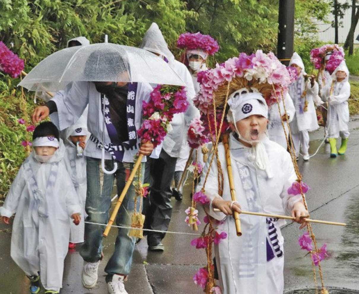 マスク越し「はなやぁーま、ごーんげーん」　福井・栃泉町で２年ぶり「花山行事」　元気な声が集落に