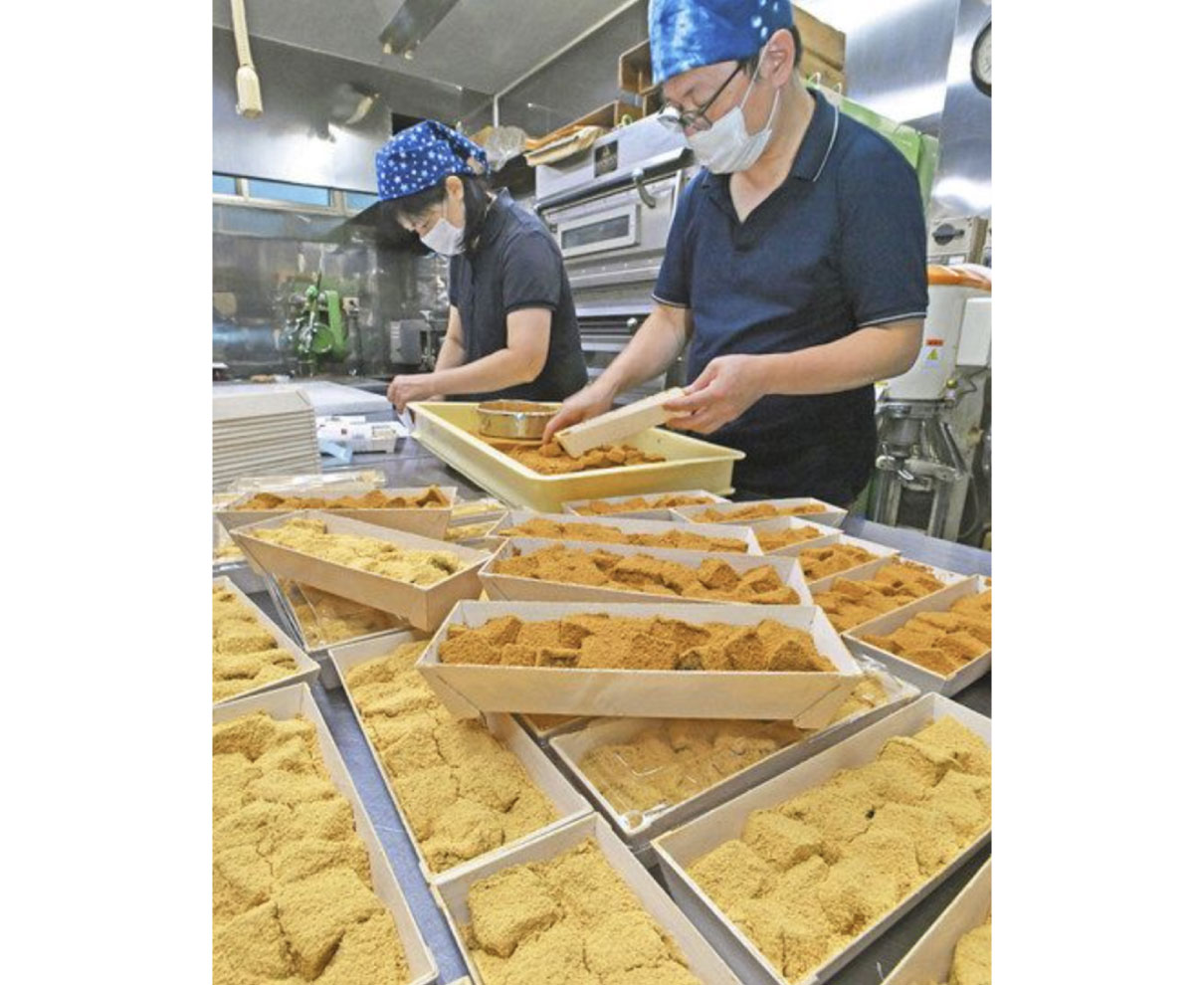 きな粉たっぷりわらび餅　福井　和菓子店で生産最盛期