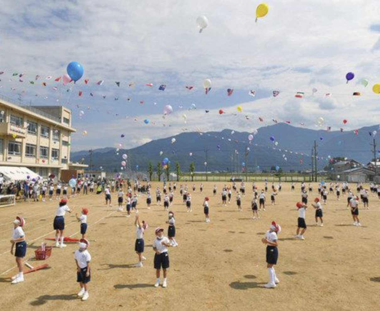 風船に「コロナに負けるな」　大野の上庄小、願い事書き大空に放つ