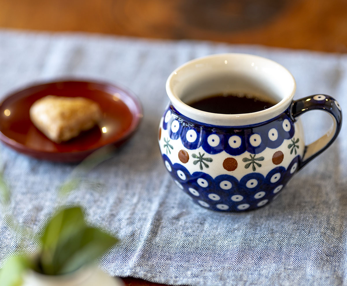 日常に彩りをあたえてくれる、ポーランド生まれの陶器「ポーリッシュポタリー」のマグカップ。