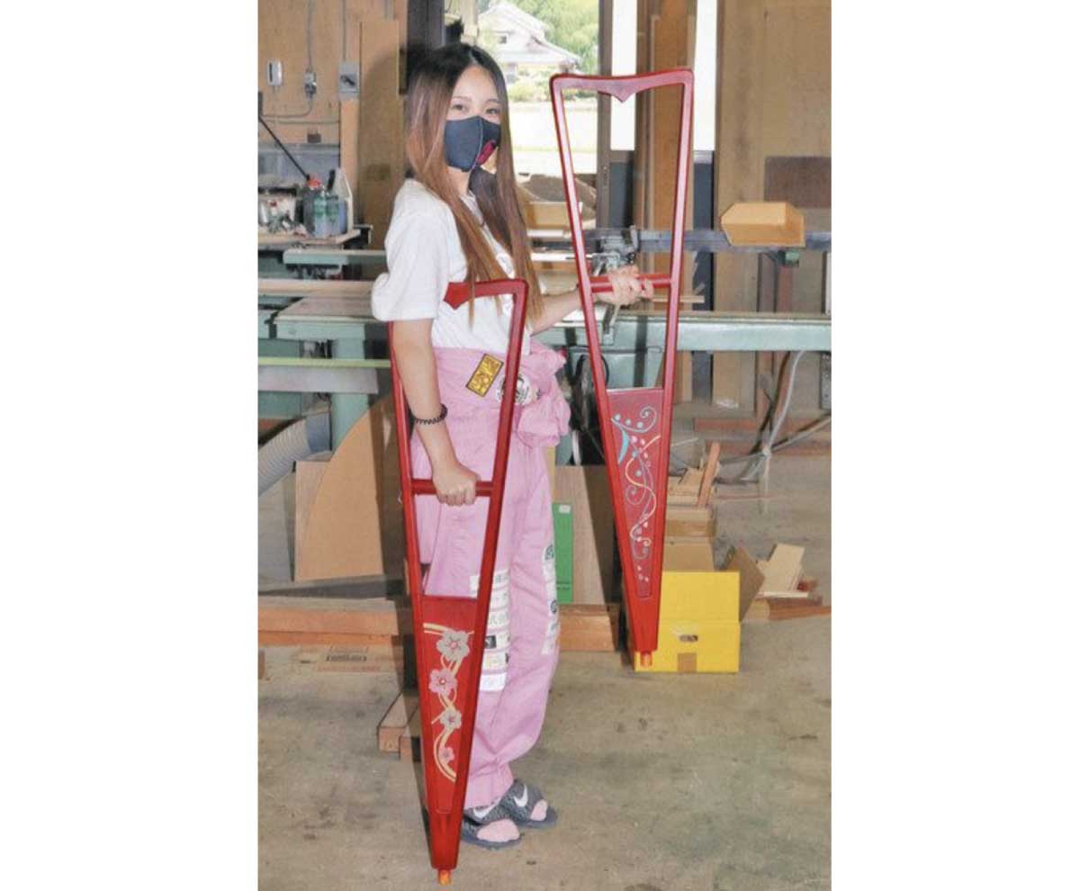 松葉づえを「私の色」に　伝統工芸アイドルグループのＭＡＩさん
