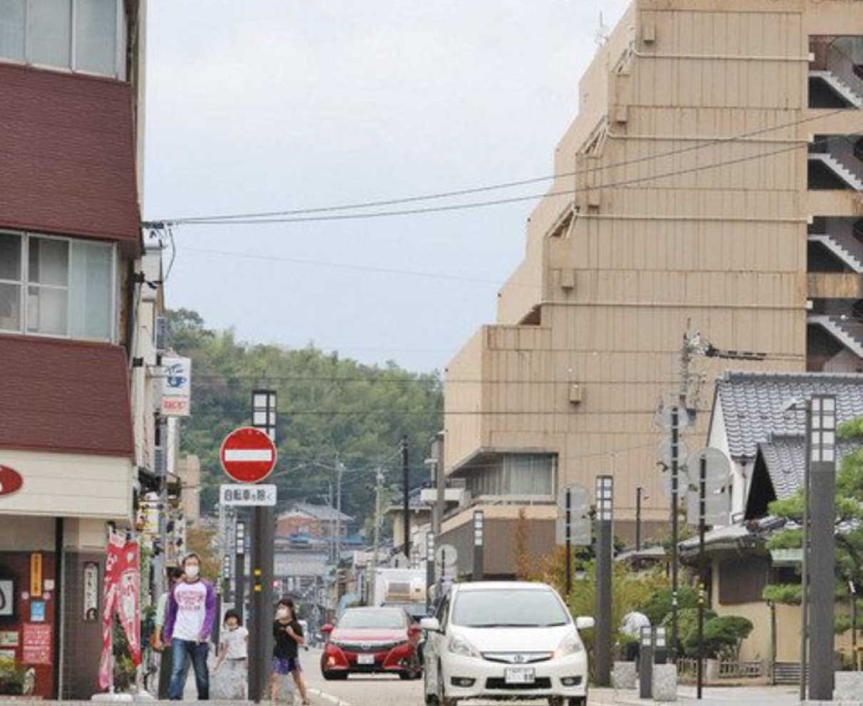 来ては引く人の波　観光、宿泊業「もうごめん」