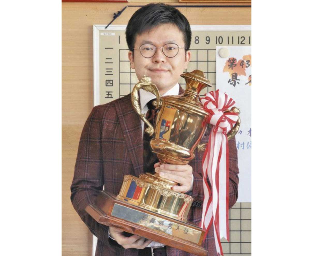 佐々木県名人１６連覇　アマ囲碁　三村六段に２勝１敗