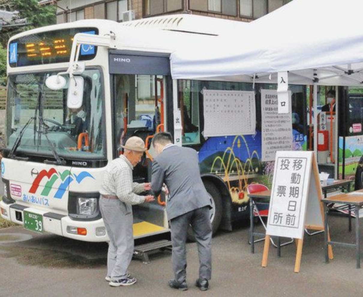 期日前投票　バスで１票　県内初導入　小浜の３カ所巡回