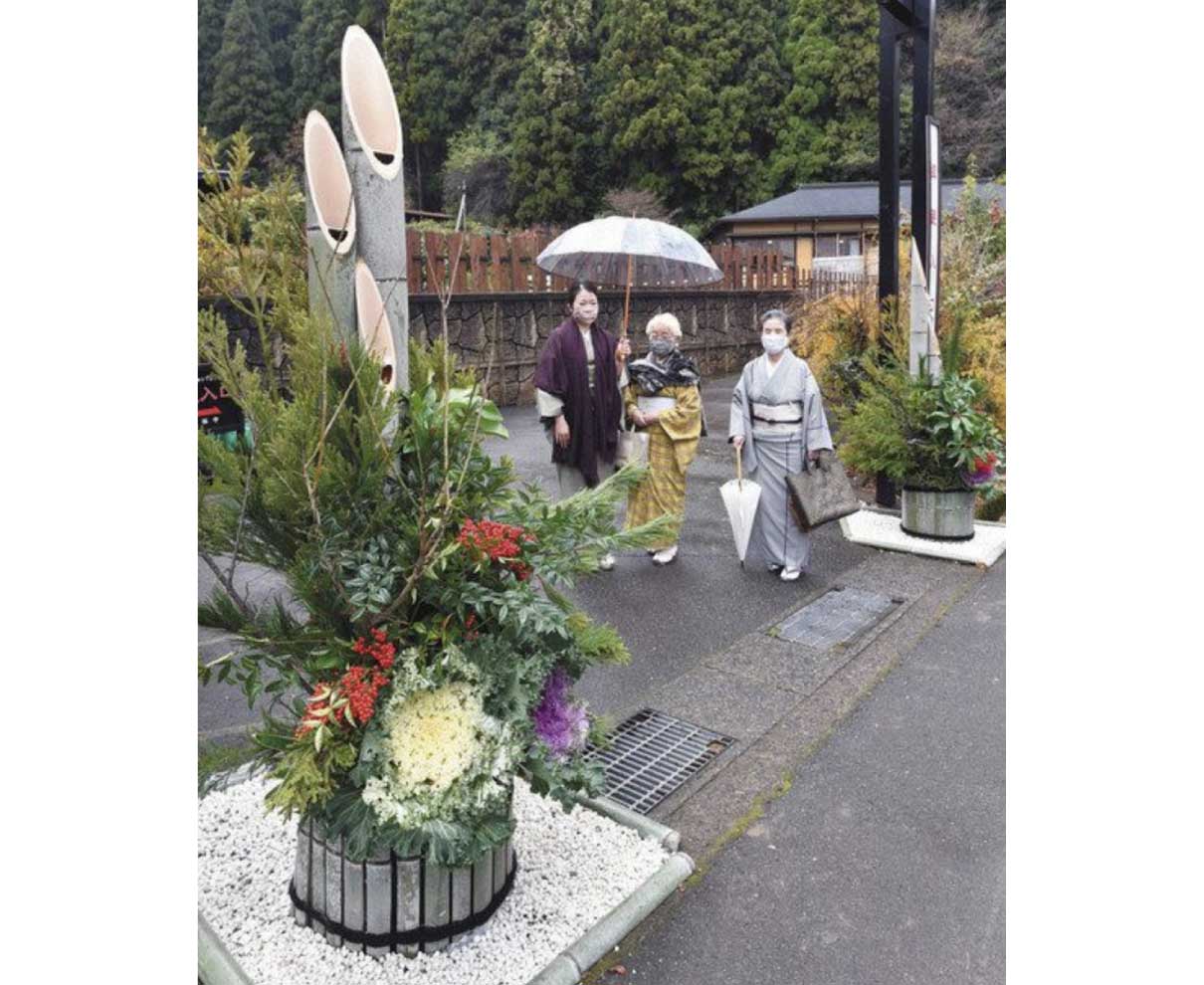 紅葉の境内　早くも門松福井・大安禅寺