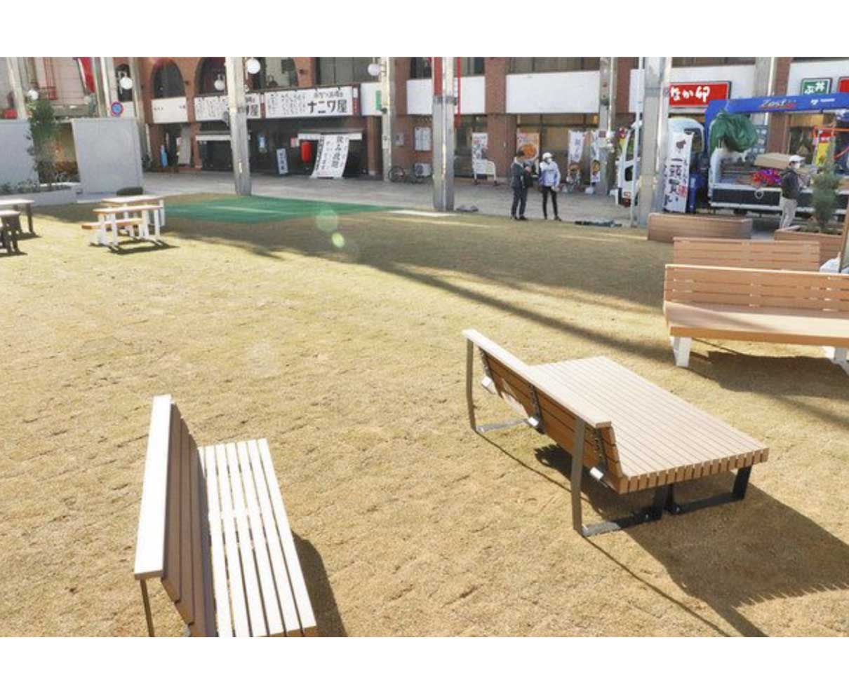 憩いの場　さらに充実　福井の芝生広場　ベンチやテーブル登場