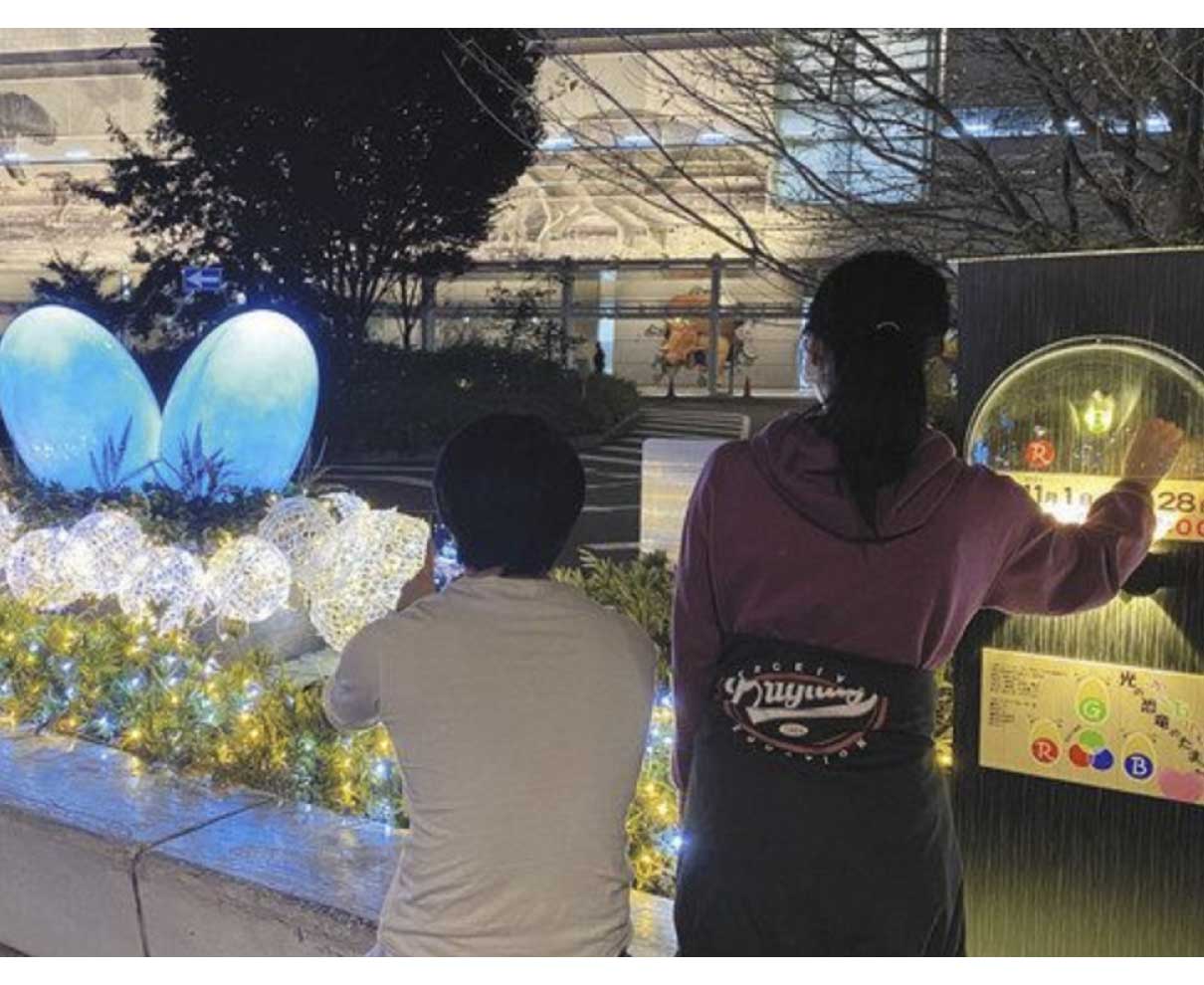 赤青緑自在に　「恐竜卵」が点灯　福井駅イベント始まる