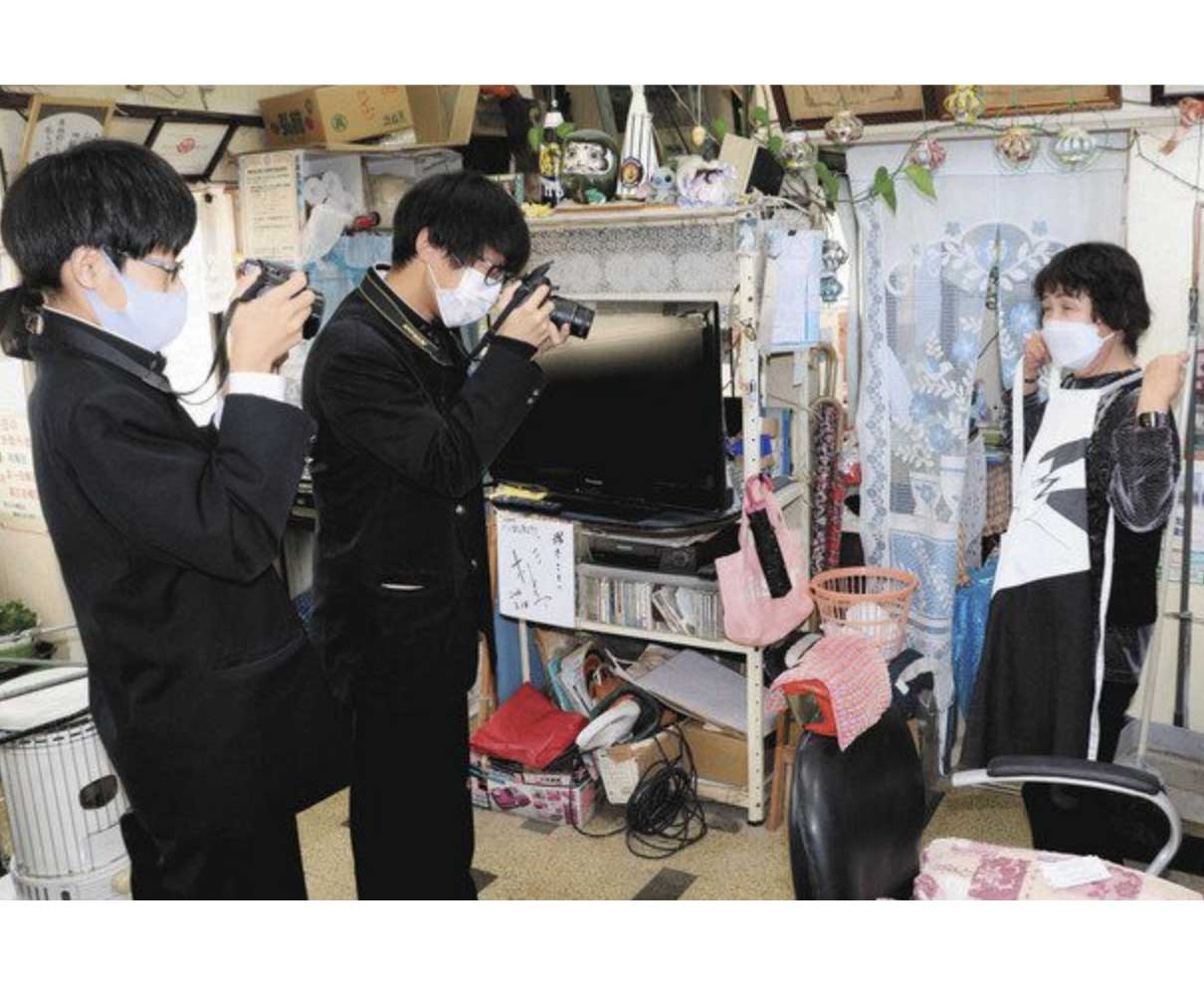 美方高生「温かい記事に」　ＪＲ小浜線　加斗駅内の理髪店取材