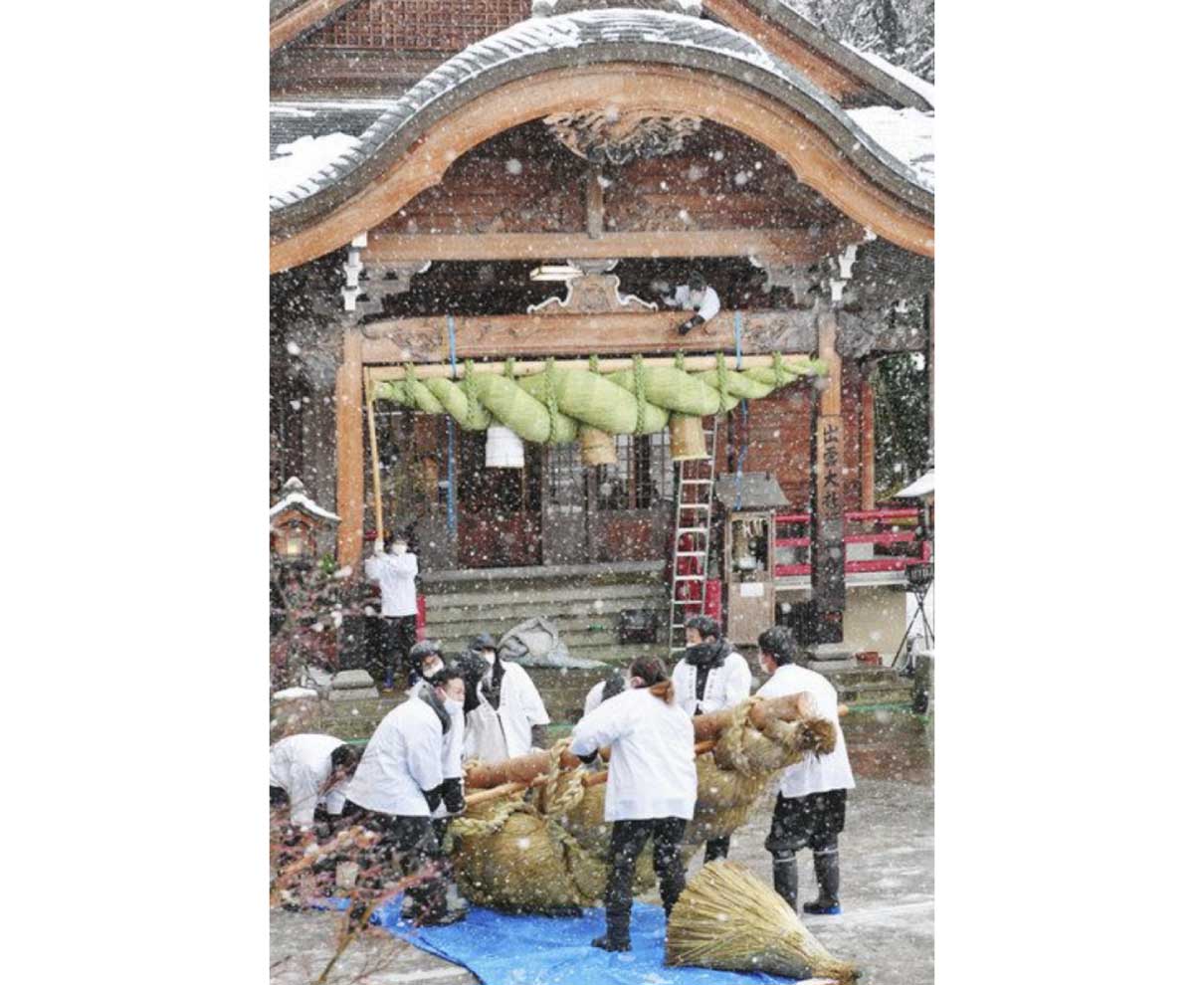 雪舞う大しめ縄交換　出雲大社福井分院で迎春準備