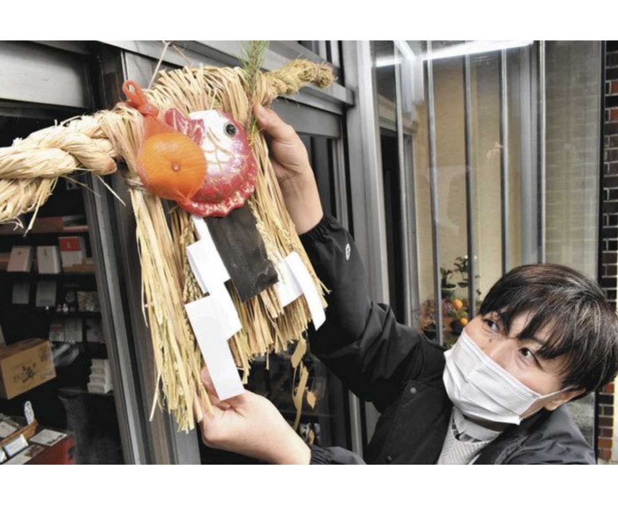 敦賀・神楽町商店街にオリジナルしめ縄　就労施設手作り